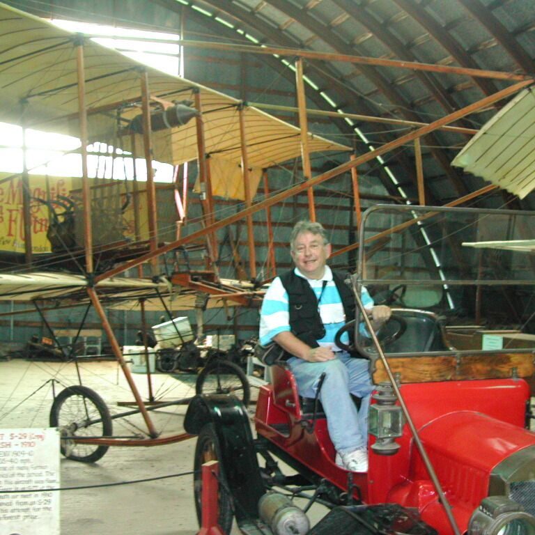איש זקן במכונית זקנה במוזיאון התעופה בריינבק