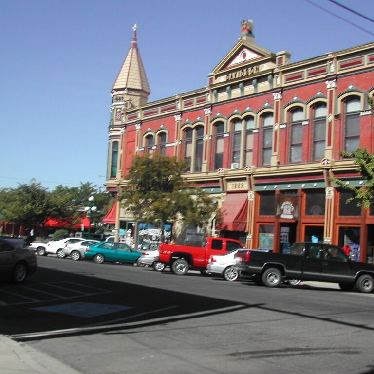 אלנסבורג על דרך 97 החוצה את אמריקה במקביל לנהר קולומביה