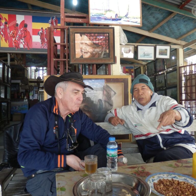 אמן בורמזי זקן מחליף חוויות עם נתן