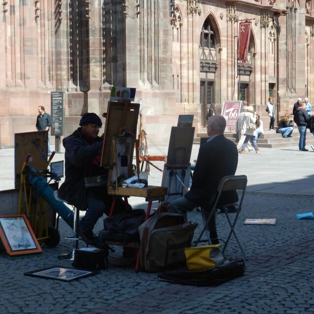 אמן מצייר לפני הקתדרלה בשרבורג
