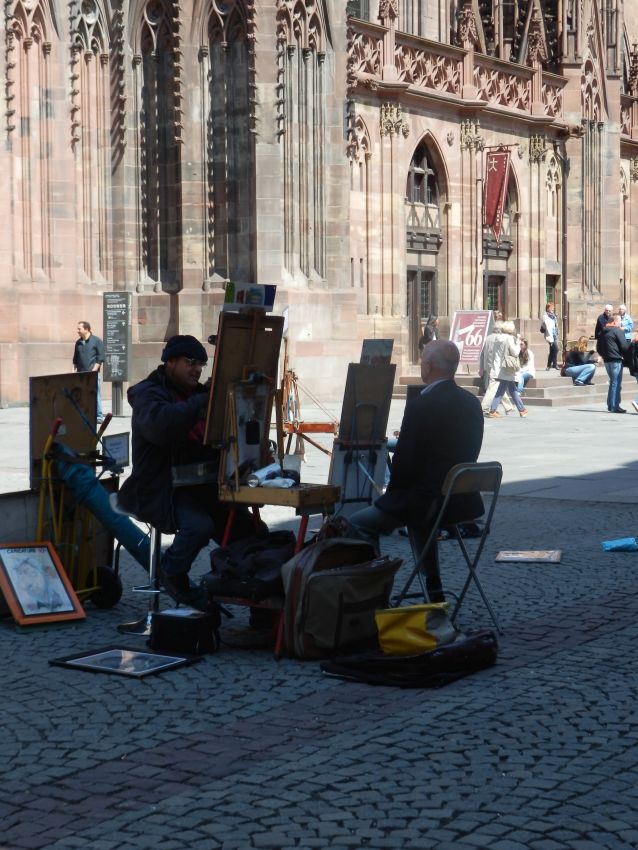אמן מצייר לפני הקתדרלה בשרבורג