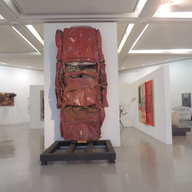 אמנות מודרנית על הקיר במוזיאון בניצה