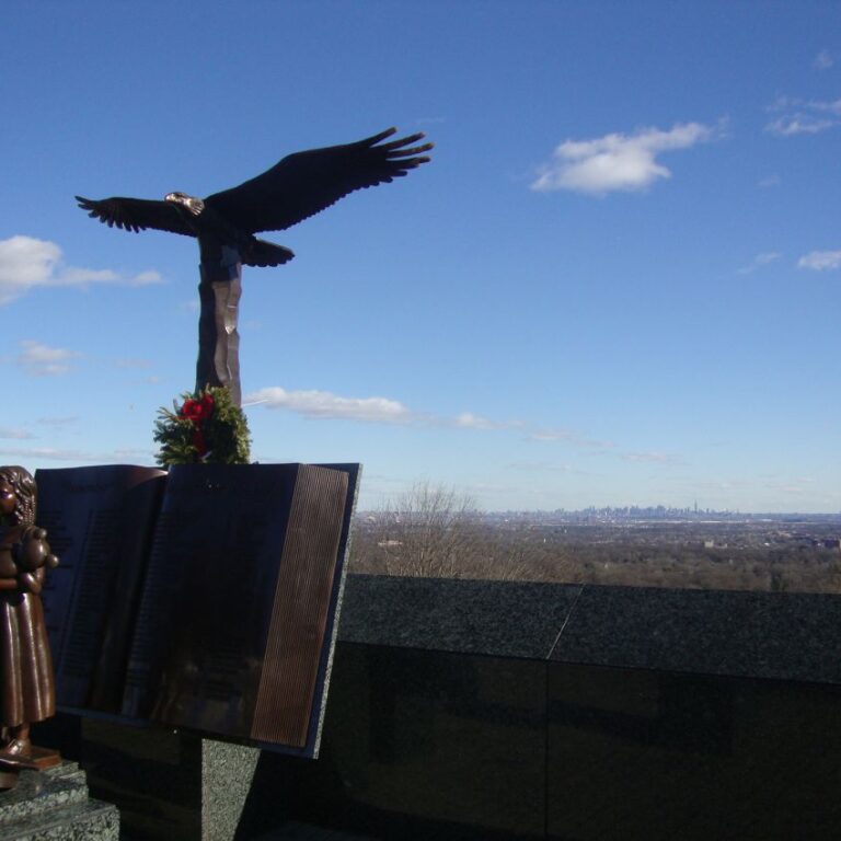 אנדרטה בניו ג'רסי הניבטת על קו הרקיע של ניו יורק לזכר אסון התאומים