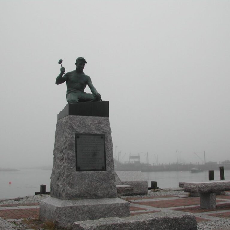 אנדרטה לעמל בחופי מיין