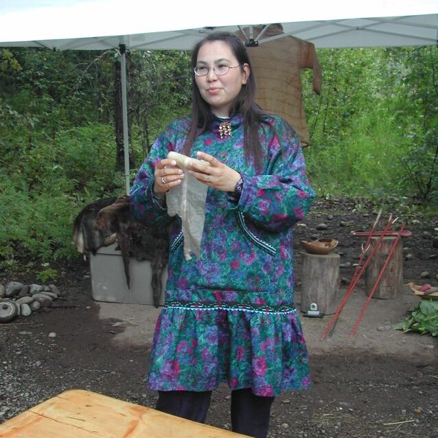 אסקמוסית מדגימה עשייה של עבודות יד