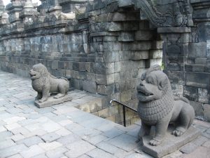 אריות חצובים באבן במקדש
