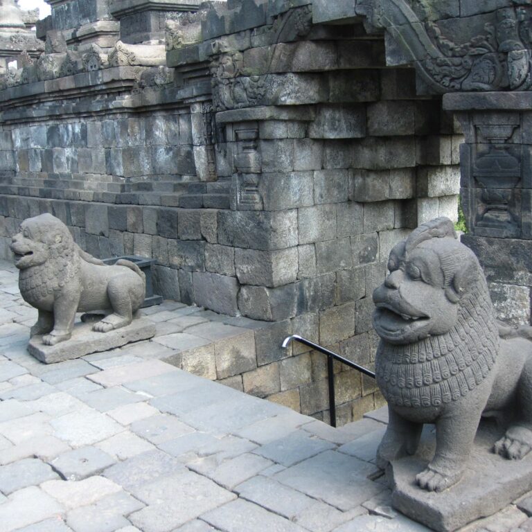 אריות חצובים באבן במקדש