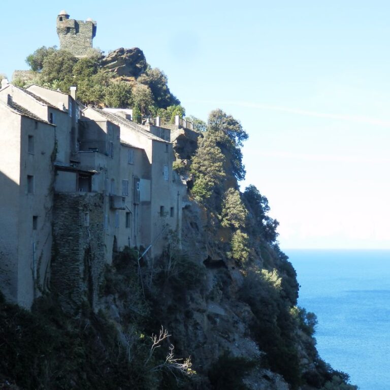 הבתים התלויים על צוקים באי קורסיקה הצרפתי