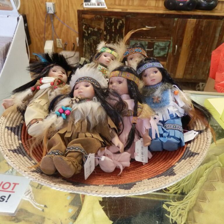 בובות אינדיאניות בחנות בגרנד קניון