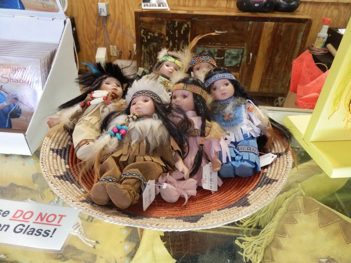 בובות אינדיאניות בחנות בגרנד קניון