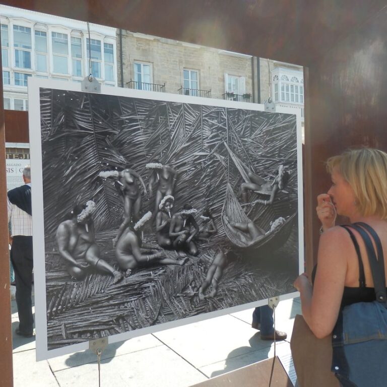 בעיר ויטוריה בחבל הבאסקים מציגים יצירות אמנות בכיכר העיר