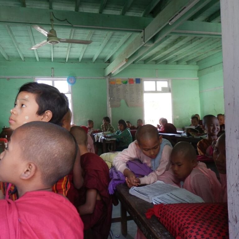 בית ספר במיאנמר בו לומדים תוך כדי שינון