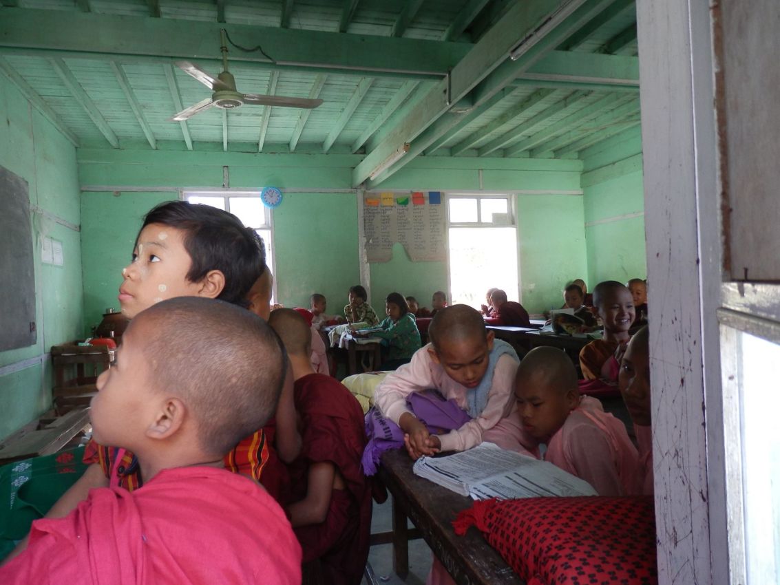 בית ספר במיאנמר בו לומדים תוך כדי שינון