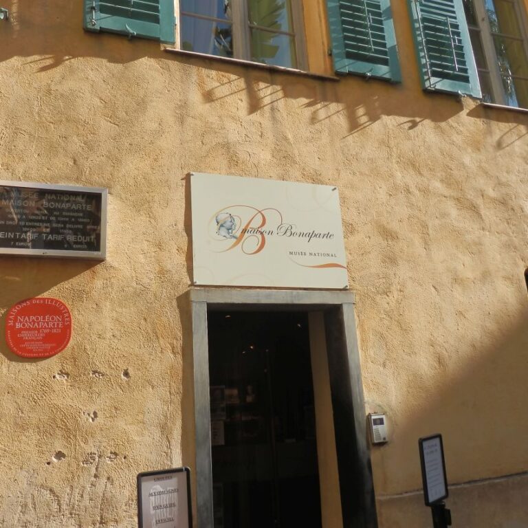 בית משפחת בונפרטה בעיר אזאקסיו בקורסיקה