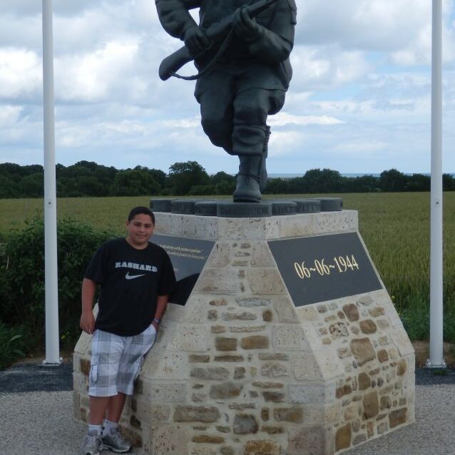 נכדי בן על אנדרטה לחייל האמריקני בחופי נורמדי