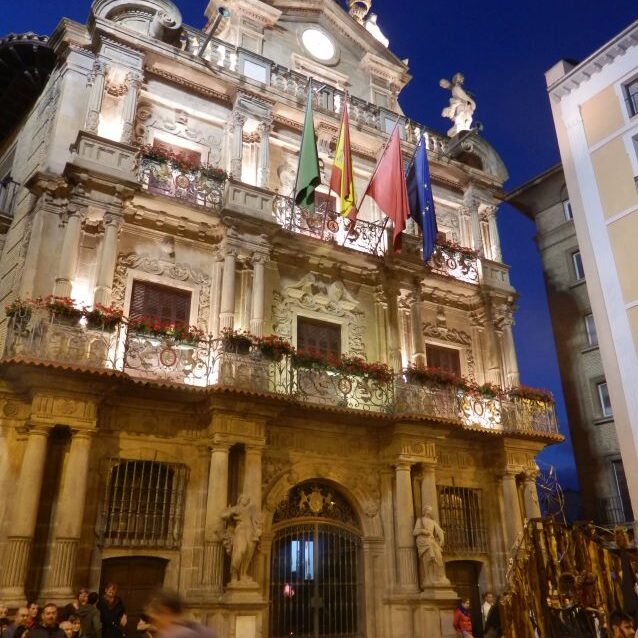 בנין העיריה של פמפלונה החוגגת