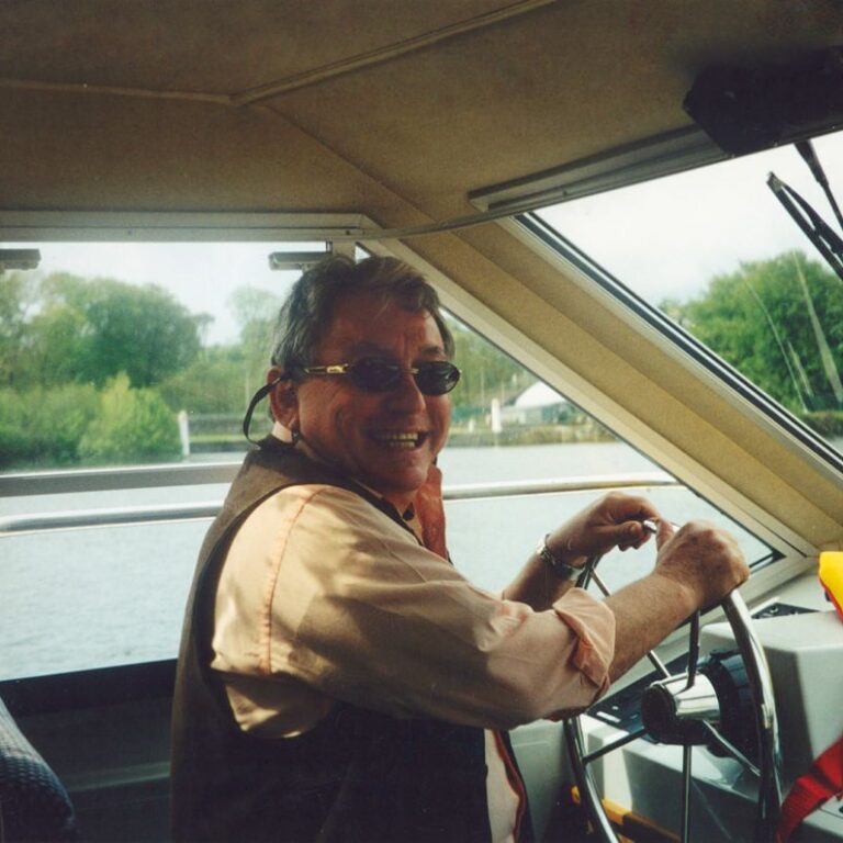 בסירתו של גיורא נאמן קיבוצניק מבית השיטה לשעבר באגם מצפון לניו יורק