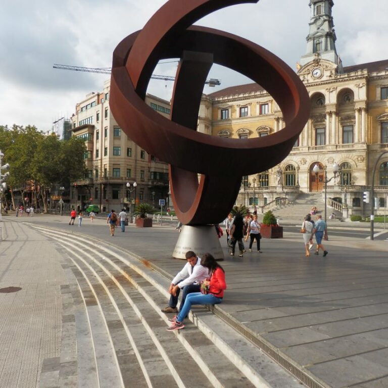 בערים הבאסקיות משלבים אמנות מודרנית עם בתים עתיקים