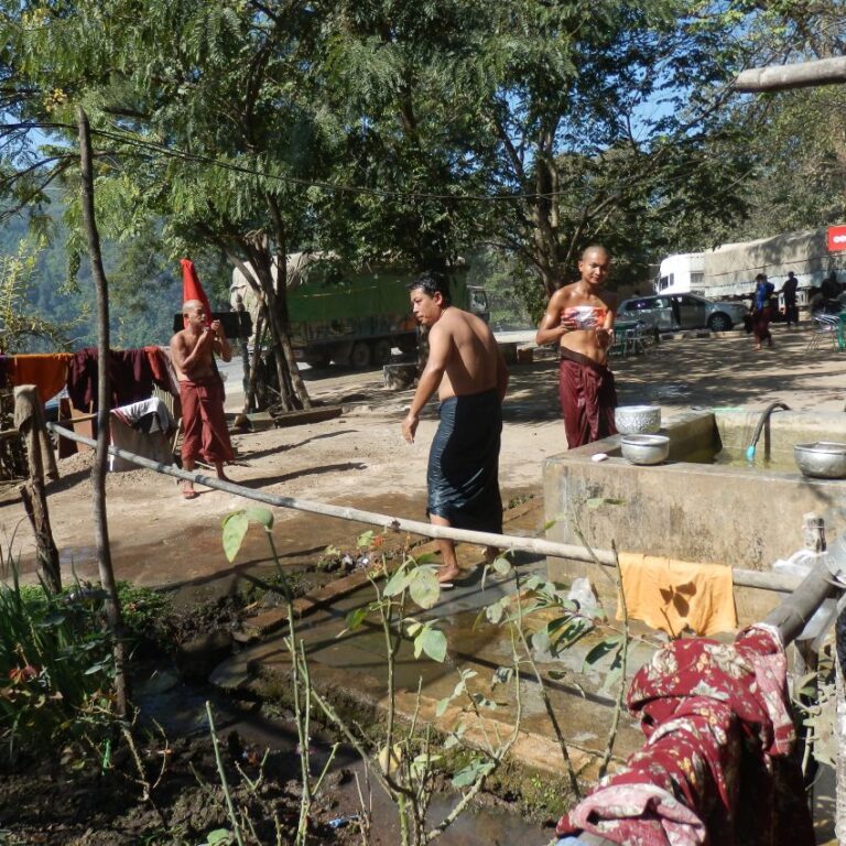 בריכת שחייה לנזירים על אם הדרך