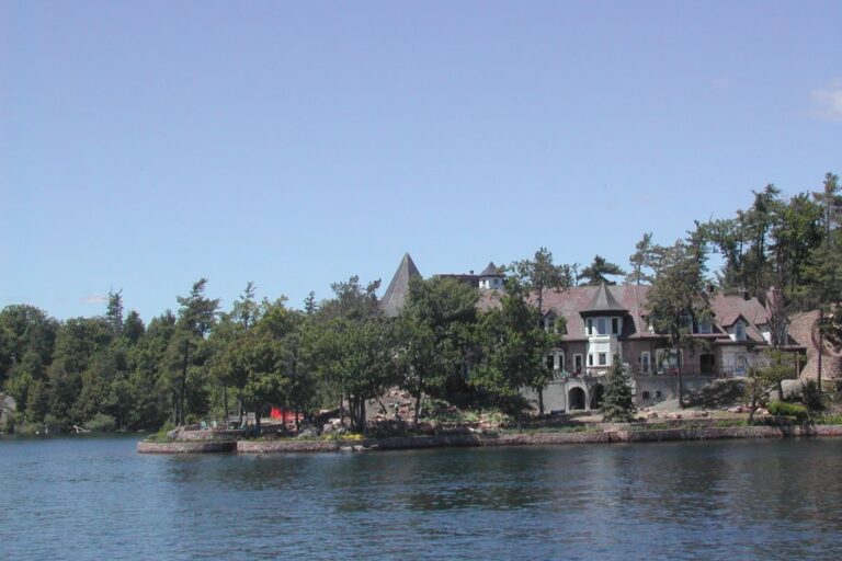 בתי המיליונרים באלף האיים