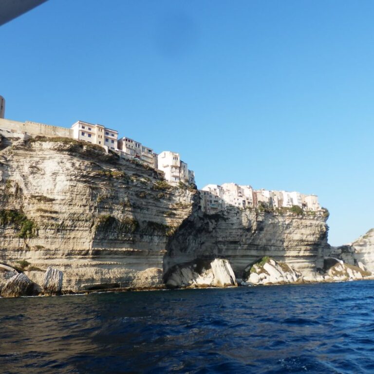 בתים בקורסיקה הבנויים על קצה הצוק