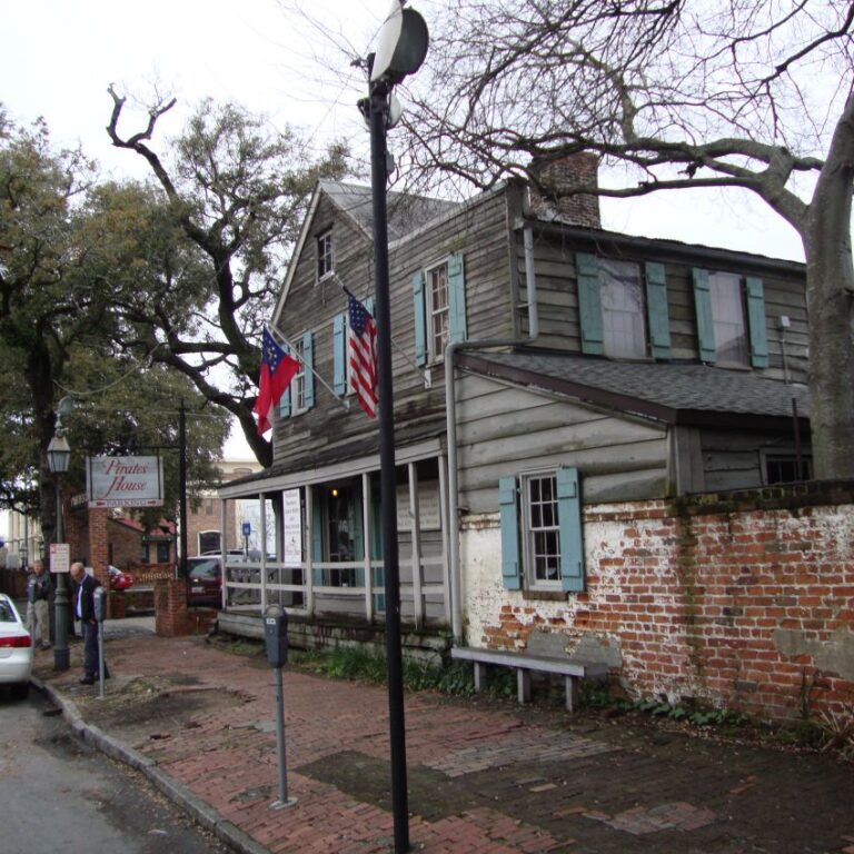 בתים מטים לנפול בדרום העמוק של ארצות הברית באלבמה