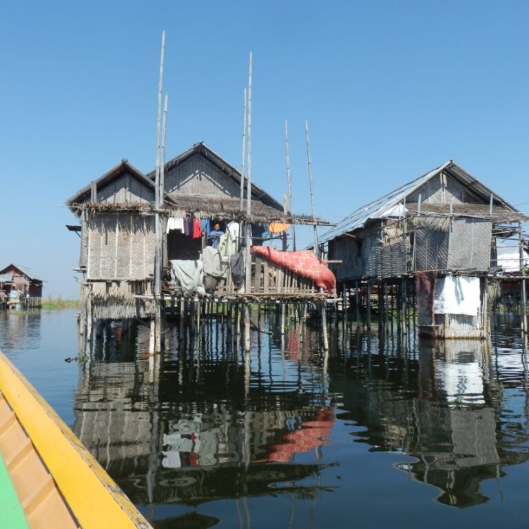 בתים צפים באגם אינלה