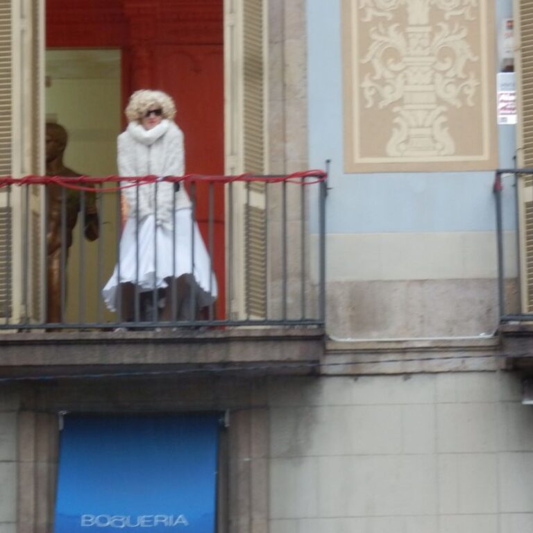 גברת מציצה מחלון ביתה בברצלונה