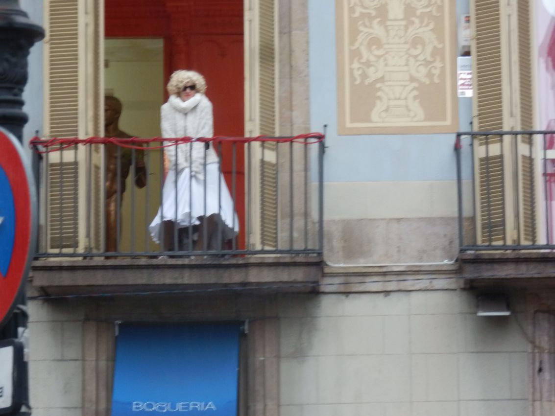גברת מציצה מחלון ביתה בברצלונה