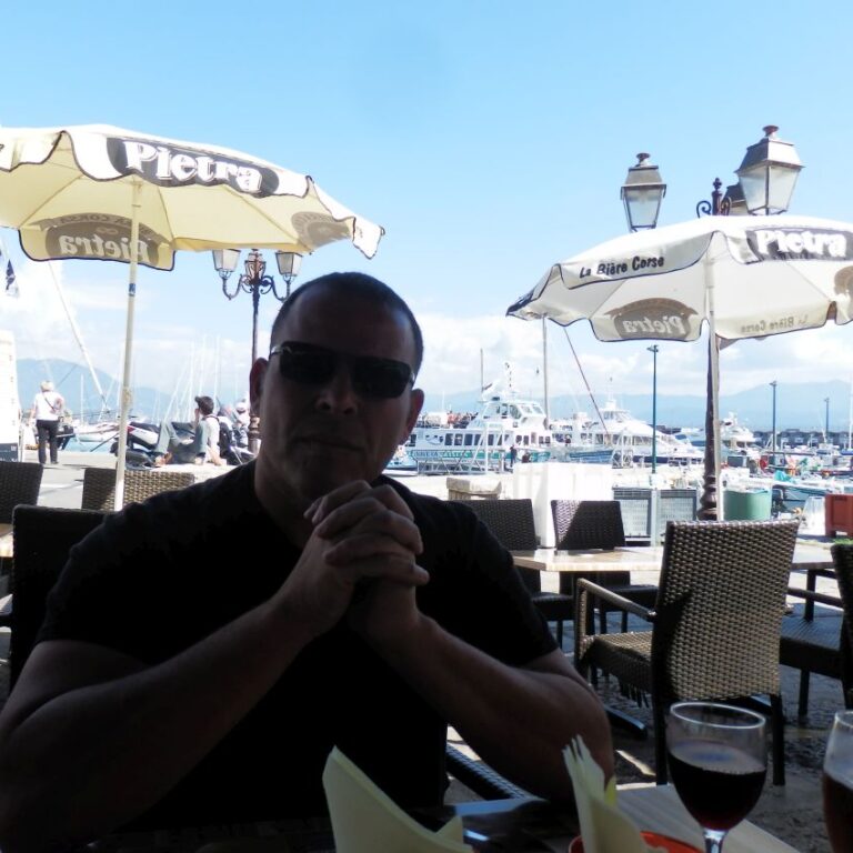 גיא בבית קפה בנמל קורסיקני