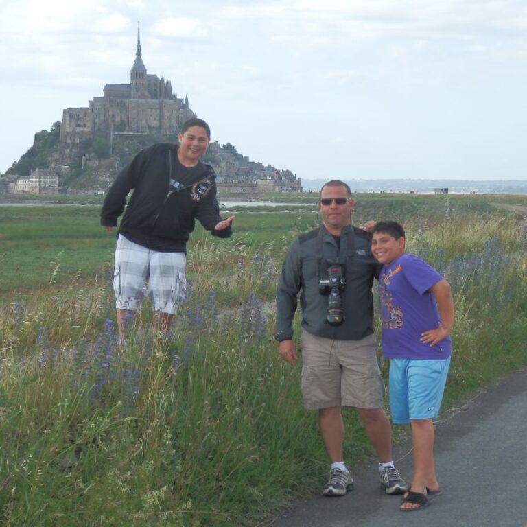 גיא וצאצאיו בן ודניאל על רקע האי מון סן מישל