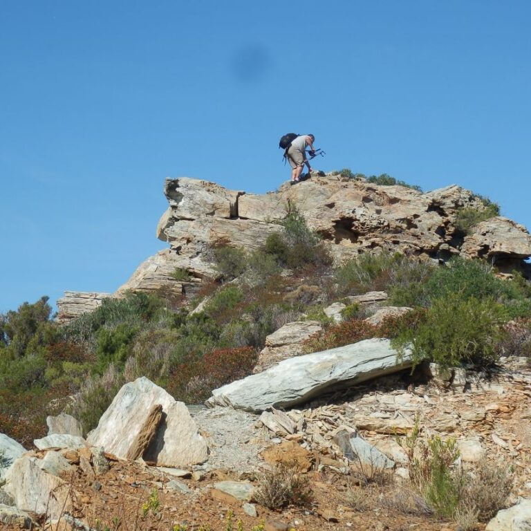 גיא בני מטפס על צוקים בקורסיקה למען הצילום
