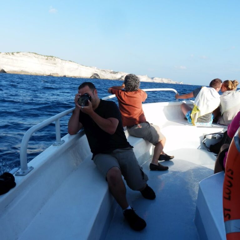 גיא מצלם ללא לאות בקורסיקה