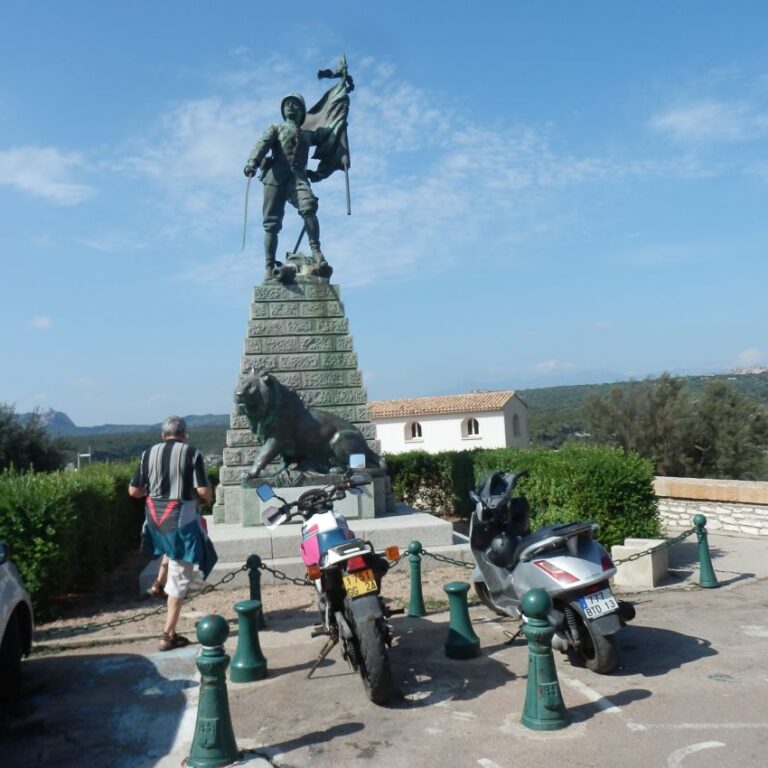 גם בקורסיקה ממוקמות אנדרטאות שלא תמיד ברור לזכר איזה מלחמה מדובר