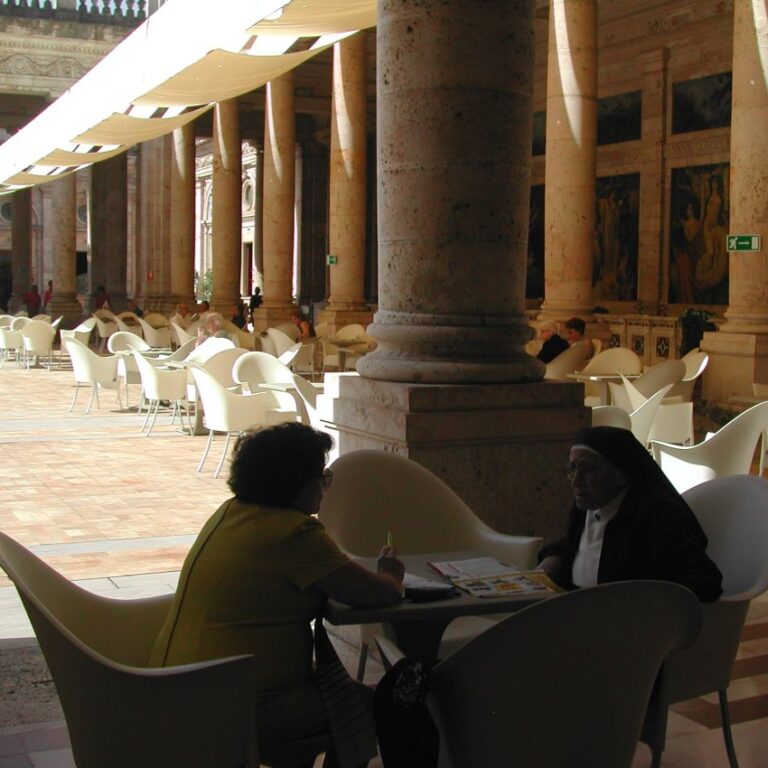 גם נזירות אוהבות בתי קפה