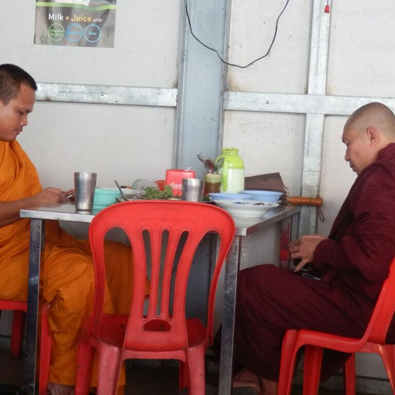 גם נזירים מכורים לפלאפונים