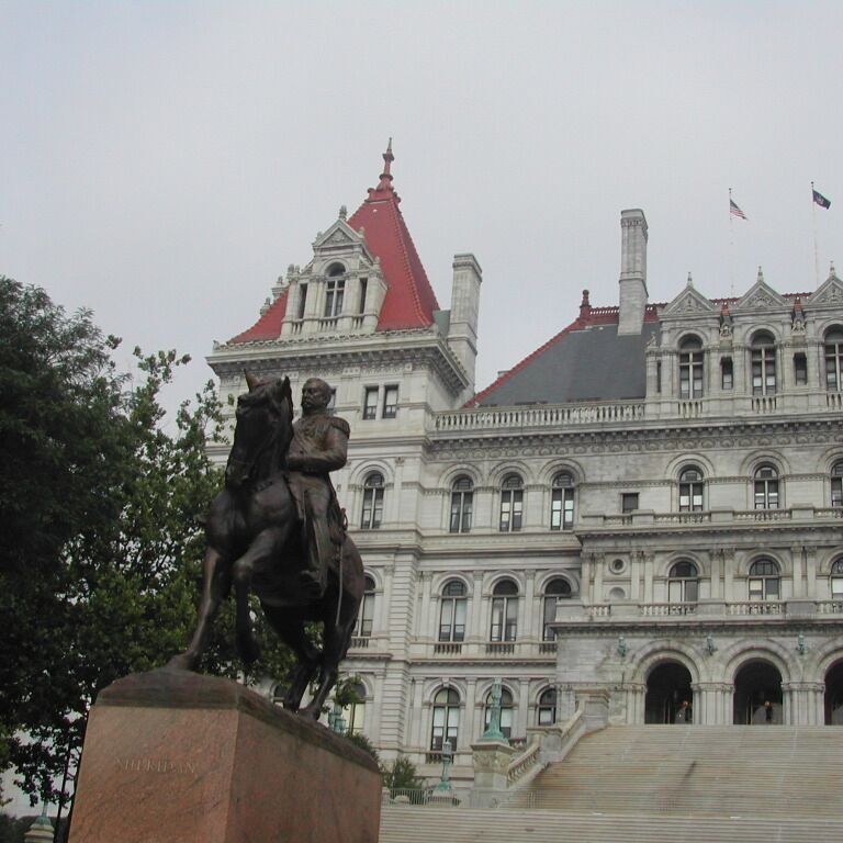 גנרל שרידן לפני בניין הקפיטול בדטריוט