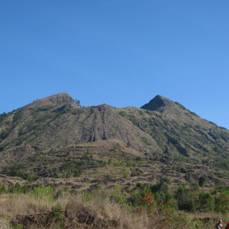 ג'קרטה ואינדונזיה רצופה בהרי געש פעילים