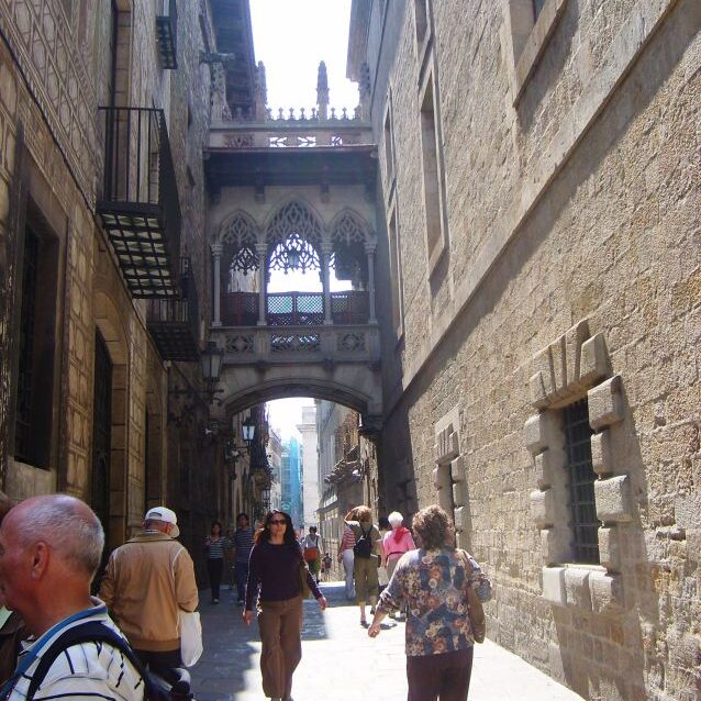 גשרון המחבר שני בתים בברצלונה