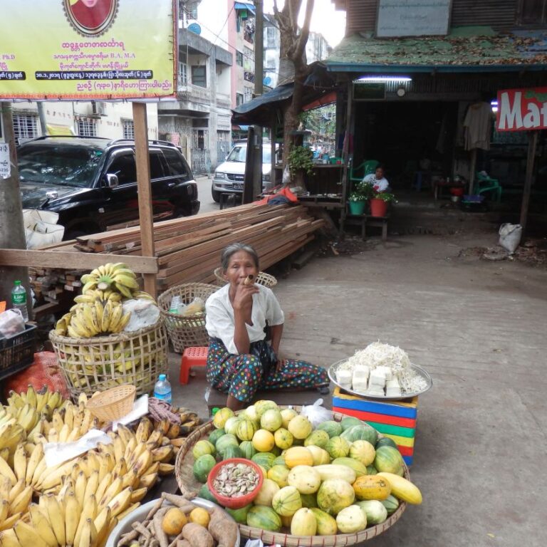 דוכני פירות בעיר יאנגון