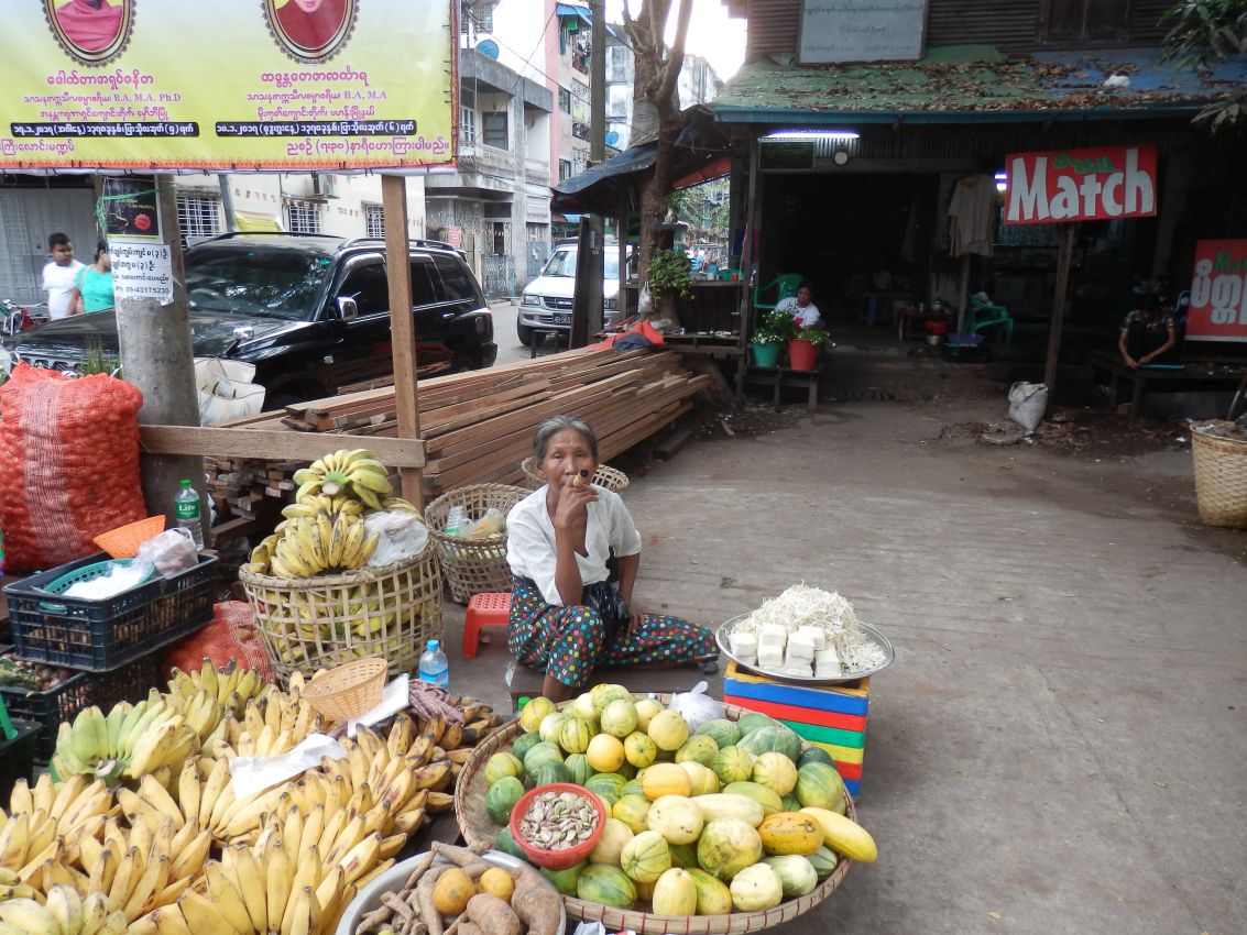 דוכני פירות בעיר יאנגון