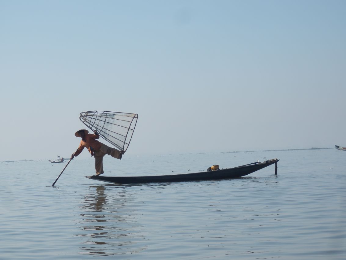 דייג באגם אינלה על שיטת הדייג האקרובטית שלהם