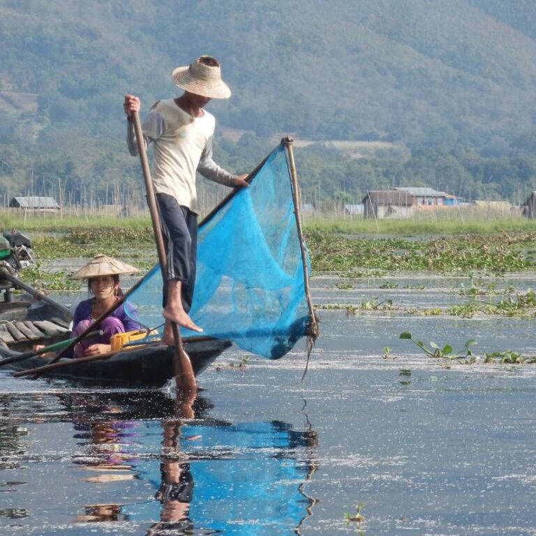 דייגים אקרובטים באגם אינלה במיאנמר