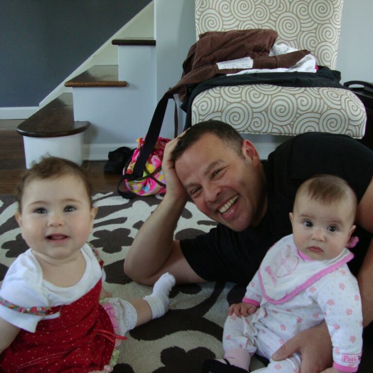 האב המאושר עם התינוקות