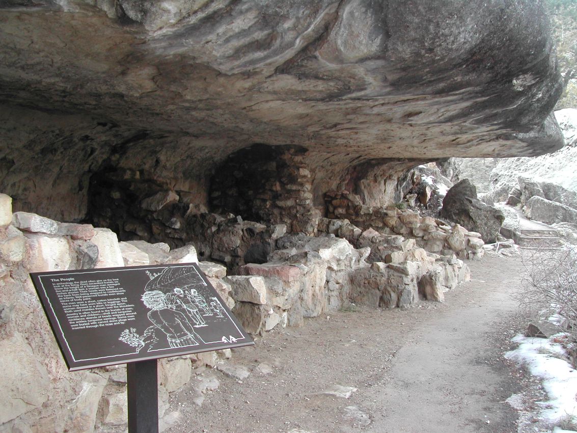 האינדיאנים התגוררו במערות בסלעים