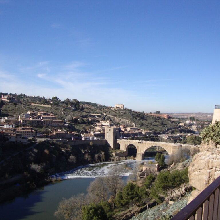 הגשר העתיק על רקע טולידו