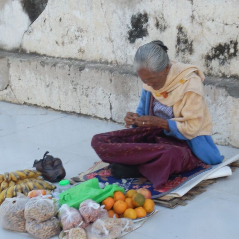 ההון העצום המושקע במקדשים לעומת העם המתפרנס מרוכלות זעירה