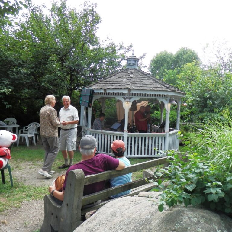 הזקן בן המאה רוקד בבית קפה בצפון עמק ההדסון