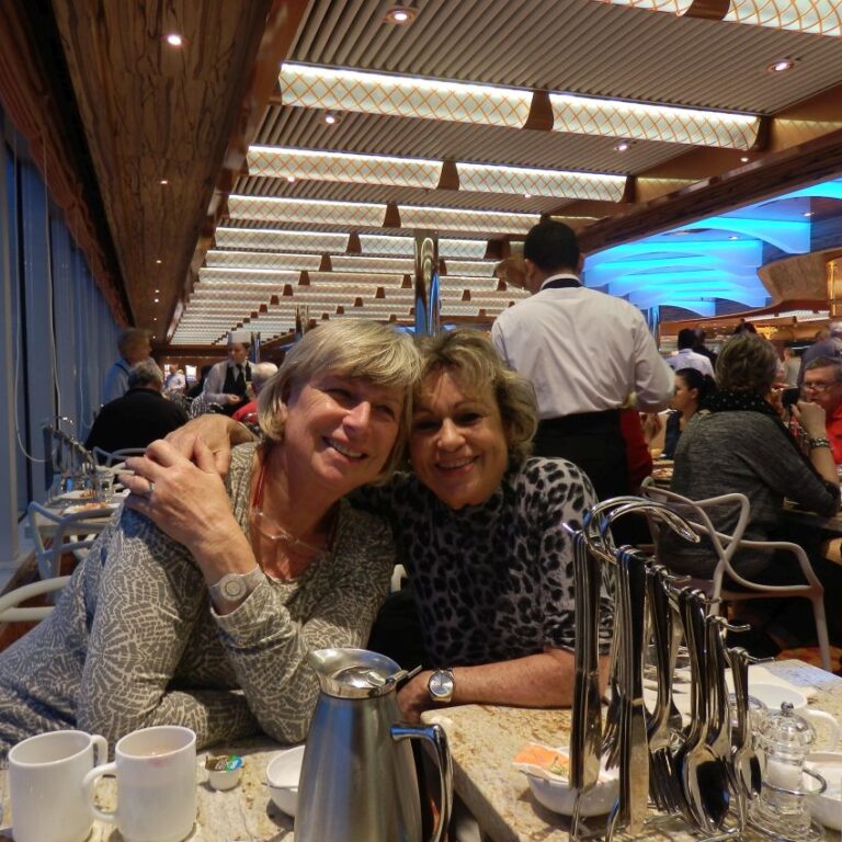 החיוך הקסום של עדינה וצביה במסעדה בברצלונה