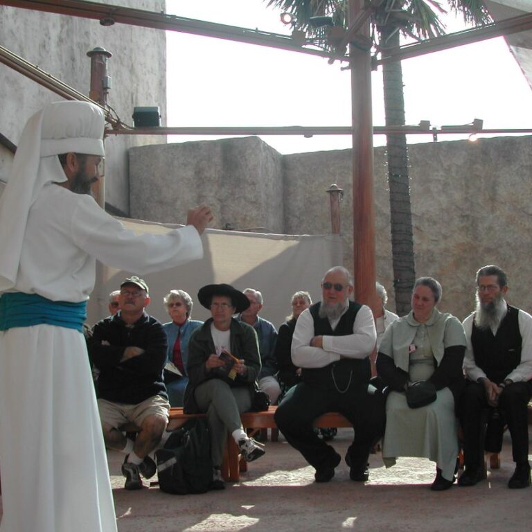 הכהן הגדול מסביר לחסידיו את טקסי המקדש בהולי לנד באורלנדו